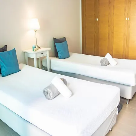 Modern Apartment, Close To The Beach, Wi-fi & A C * Portimão
